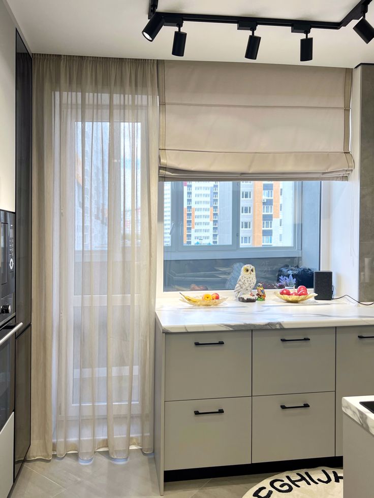 Як вибрати штори на кухні? Сучасні матеріали, дизайн, фото %D0%B1%D0%B0%D0%BB%D0%BA%D0%BE%D0%BD3 21, 52, Як вибрати штори на кухні? Сучасні матеріали, дизайн, фото шторы на кухню