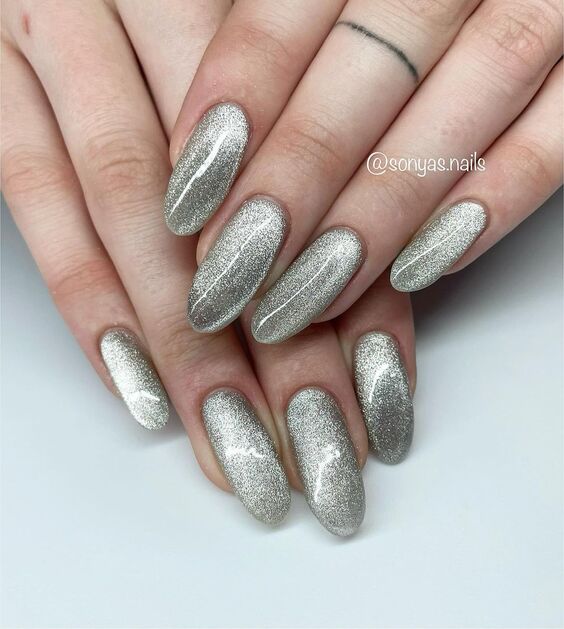 125 дивовижних ідей манікюру на осінь-2025: тренди, фото %D0%B3%D0%BB%D0%B8%D1%82%D1%82%D0%B5%D1%802 6, 14, 125 дивовижних ідей манікюру на осінь-2025: тренди, фото осінній манікюр