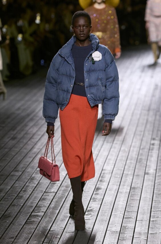 Будьте в тренді цієї зими! Модні жіночі зимові пуховики 2025-2026: новинки, фото %D0%B4%D0%B6%D0%B8%D0%BD%D1%81, 76, Будьте в тренді цієї зими! Модні жіночі зимові пуховики 2025-2026: новинки, фото модные пуховики