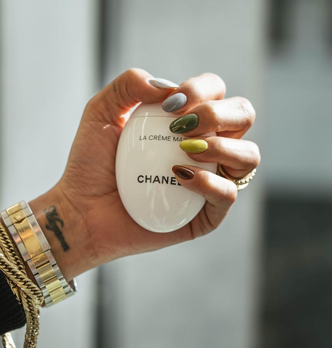 Осінній манікюр 2026 на короткі нігті: новинки, фото ідей %D0%B7%D0%B5%D0%BC%D0%BB 1, 34, Осінній манікюр 2026 на короткі нігті: новинки, фото ідей Осінній манікюр