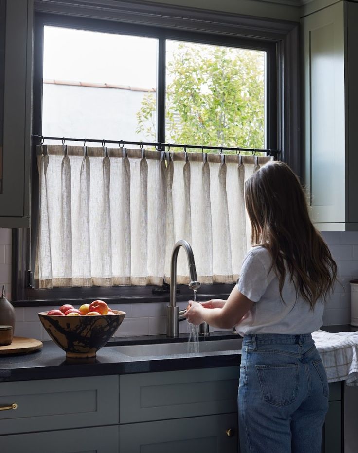 Як вибрати штори на кухні? Сучасні матеріали, дизайн, фото %D0%BA%D0%B0%D1%84%D0%B52 13, 26, Як вибрати штори на кухні? Сучасні матеріали, дизайн, фото шторы на кухню