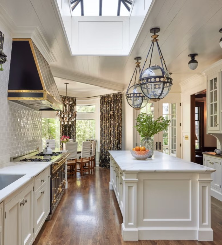 Як вибрати штори на кухні? Сучасні матеріали, дизайн, фото %D0%BA%D0%BB%D0%B0%D1%81%D1%81%D0%B8%D0%BA4 17, 4, Як вибрати штори на кухні? Сучасні матеріали, дизайн, фото шторы на кухню