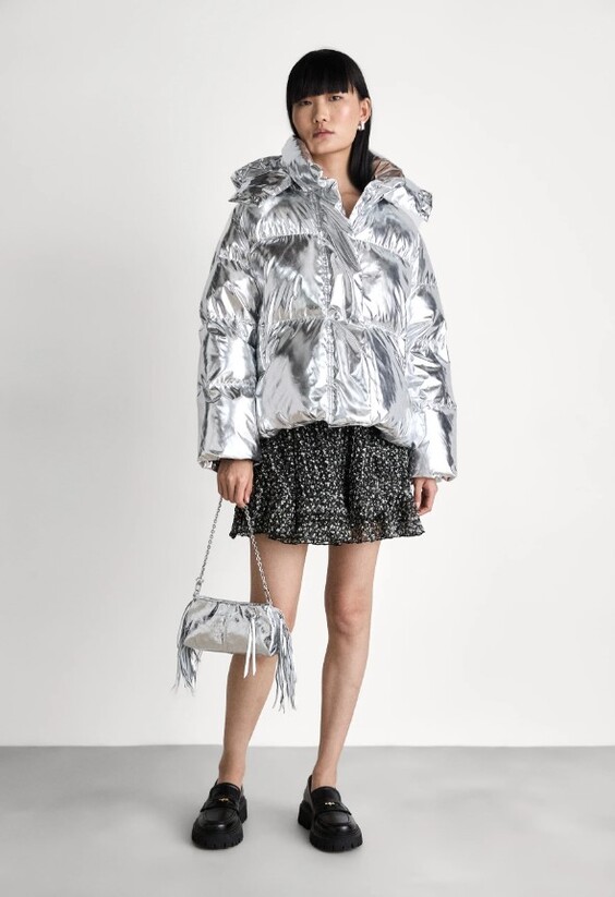 Будьте в тренді цієї зими! Модні жіночі зимові пуховики 2025-2026: новинки, фото %D0%BC%D0%B5%D1%82%D0%B0%D0%BB 1, 64, Будьте в тренді цієї зими! Модні жіночі зимові пуховики 2025-2026: новинки, фото модные пуховики