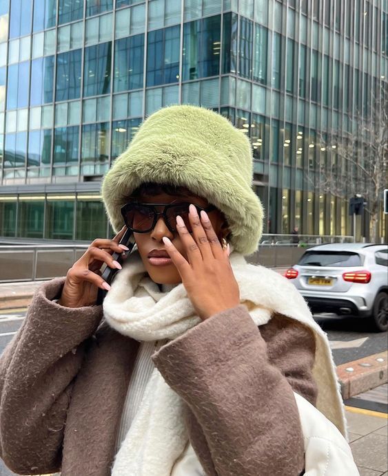 Жіночі модні шапки зима 2026: тенденції, фото %D0%BC%D0%B5%D1%85, 10, Жіночі модні шапки зима 2026: тенденції, фото шапки