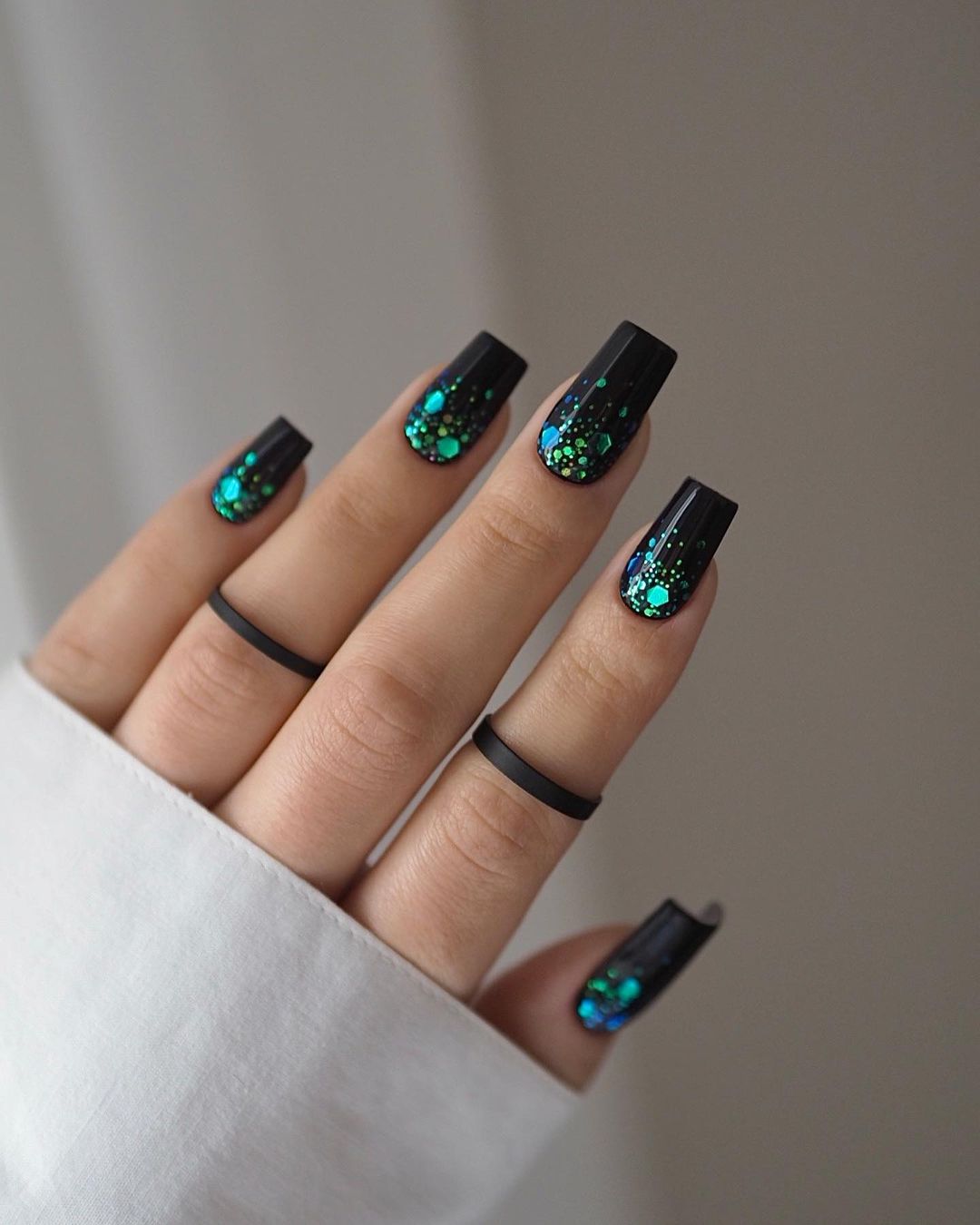 Новорічний манікюр: тренди, які захочеться повторити! Велика добірка фото %D1%87%D0%B5%D1%80%D0%BD4 15, 42, Новорічний манікюр: тренди, які захочеться повторити! Велика добірка фото новогодний маникюр