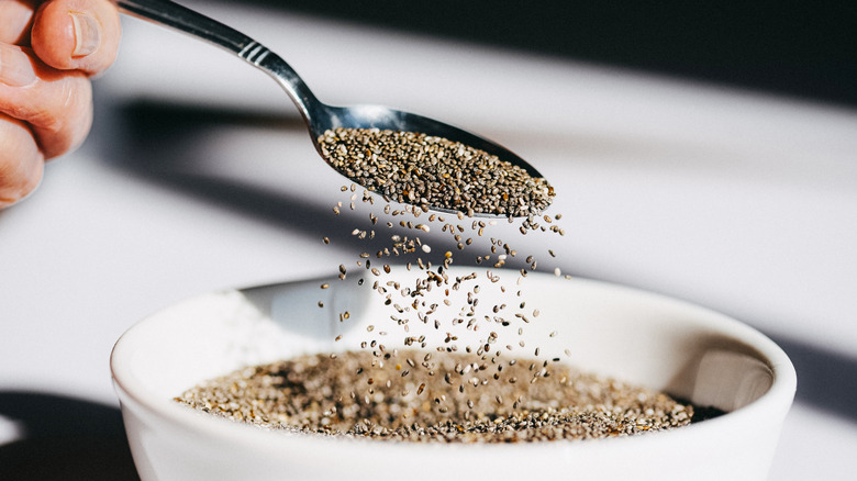 Чому насіння чіа називають «суперфудом» і як вводити їх у свій раціон? 10 27, 8, Чому насіння чіа називають «суперфудом» і як вводити їх у свій раціон? семена чиа