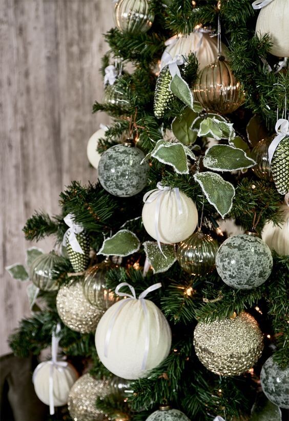 Як прикрасити ялинку на Новий рік, в якому кольорі та стилі? Фото ідей 2 10 e1733431497515, 17, Як прикрасити ялинку на Новий рік, в якому кольорі та стилі? Фото ідей как нарядить елку