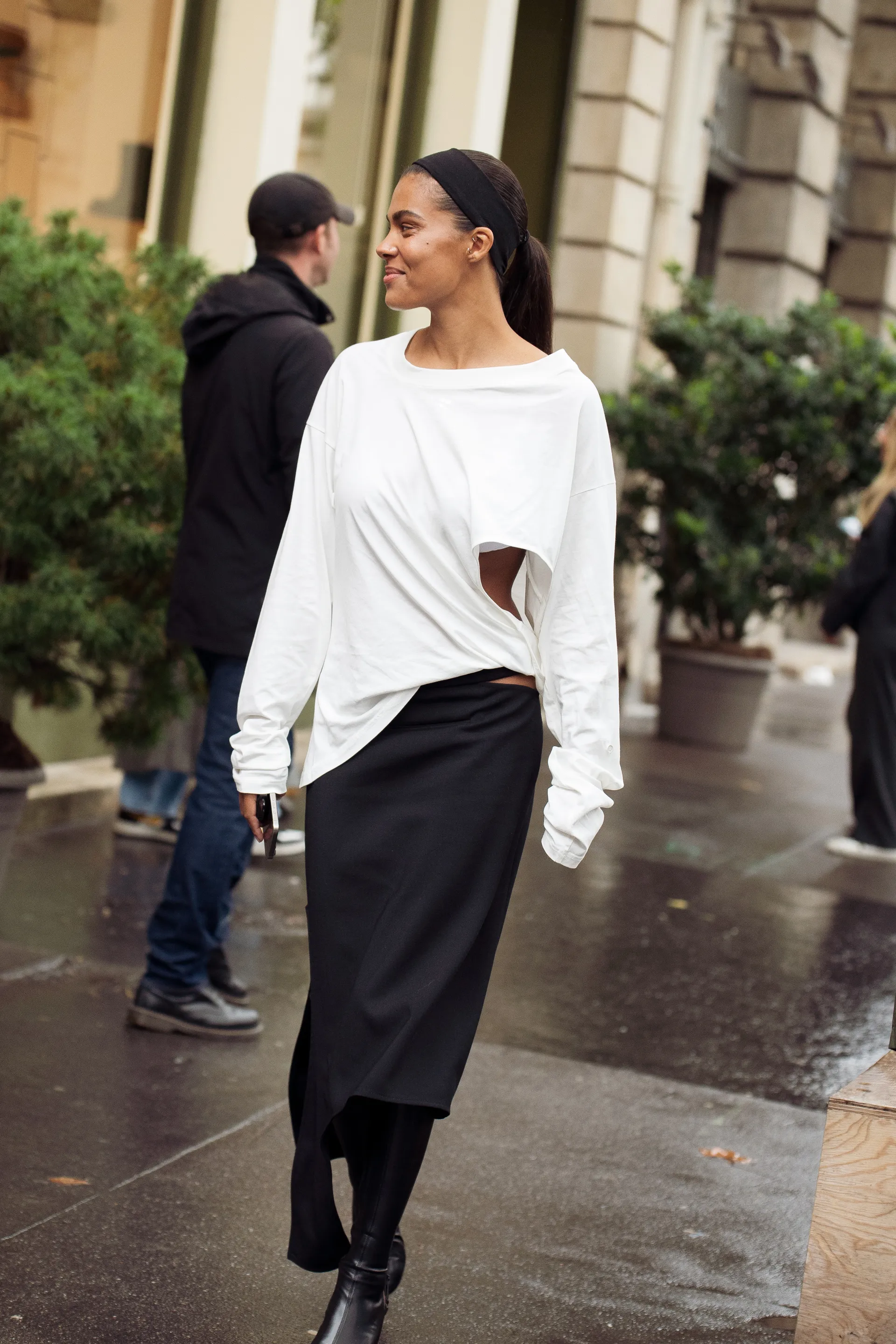 Спідниця-міді - тренд 2026: види, як підібрати по фігурі. З чим носити атласну та джинсову спідниці-міді? 2 2, 5, Спідниця-міді - тренд 2026: види, як підібрати по фігурі. З чим носити атласну та джинсову спідниці-міді? міді