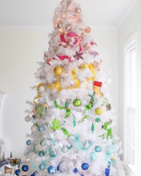 Як прикрасити білу ялинку красиво: 35 крутих ідей! Фото та поради 28 e1703096094715, 15, Як прикрасити білу ялинку красиво: 35 крутих ідей! Фото та поради Як прикрасити білу ялинку