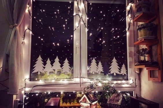 Як повісити гірлянду на вікно красиво: види гірлянд, способи кріплення, фото ідей 49 1 e1703707650864, 8, Як повісити гірлянду на вікно красиво: види гірлянд, способи кріплення, фото ідей Як повісити гірлянду