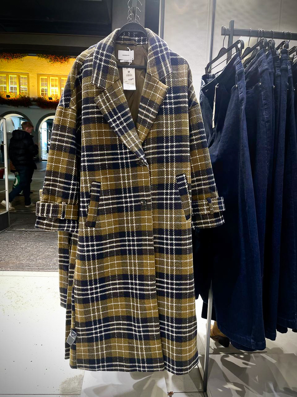 Осінь 2025: трендові жіночі пальта, які підкорюють серця та вулиці 5469638652889006529 2, 35, Осінь 2025: трендові жіночі пальта, які підкорюють серця та вулиці пальто