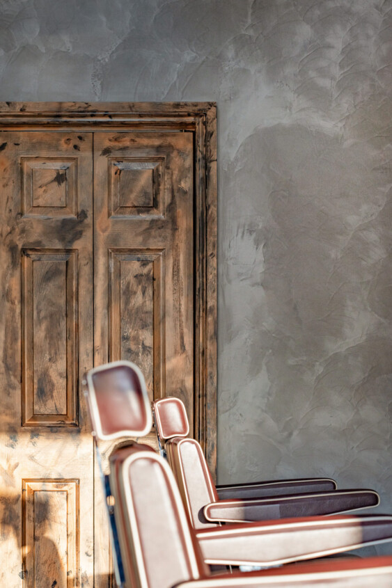 Ефектна венеціанська штукатурка: за що її так люблять дизайнери? Фото інтер'єрів з усього світу Home Office Barbers Low Res signature walls e1709304506611, 29, Ефектна венеціанська штукатурка: за що її так люблять дизайнери? Фото інтер'єрів з усього світу венецианская штукатурка