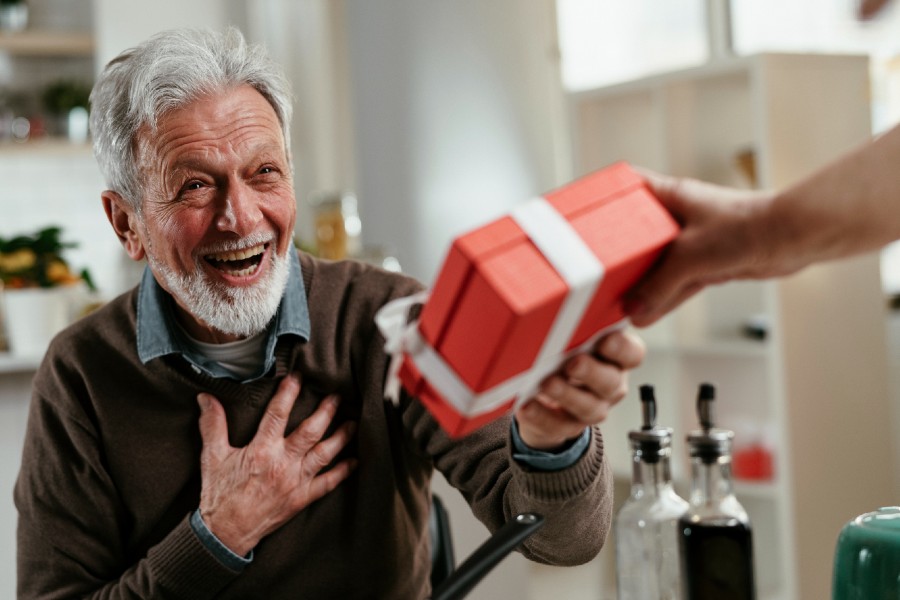 Що можна подарувати татові на Новий 2026? 115 ідей на всі випадки! Old man gift 900x600 GettyImages 1334603290, 14, Що можна подарувати татові на Новий 2026? 115 ідей на всі випадки! Що можна подарувати татові