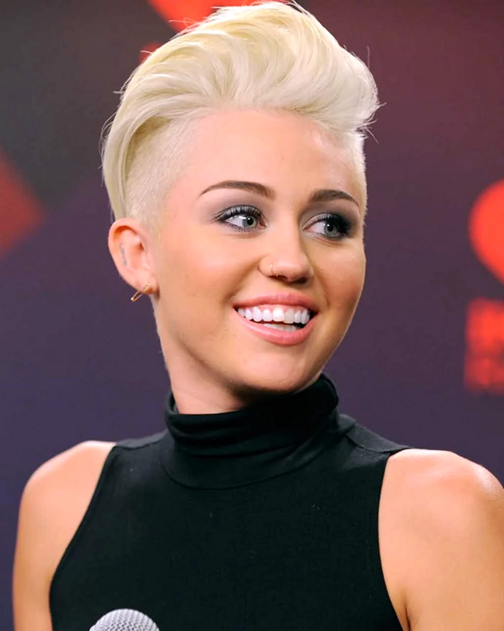 15 жіночих стрижок для круглого обличчя, які підкреслять вашу унікальність Стрижка андеркат для сміливого образу