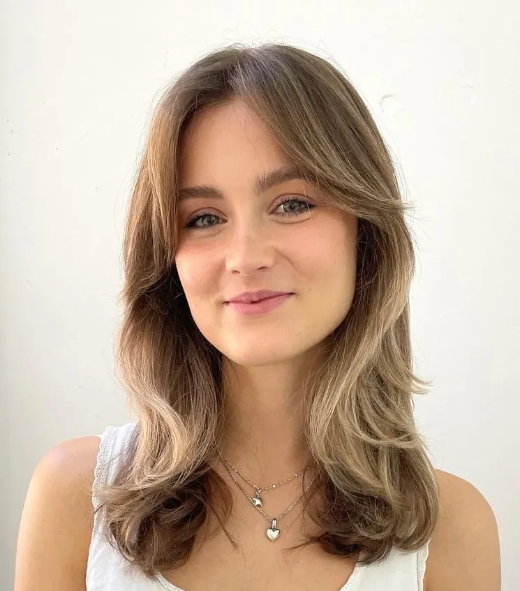 Модні жіночі стрижки з чубчиком на середнє волосся: за типом волосся та формою обличчя. Назви з фото babochka, 9, Модні жіночі стрижки з чубчиком на середнє волосся: за типом волосся та формою обличчя. Назви з фото стрижки с челкой