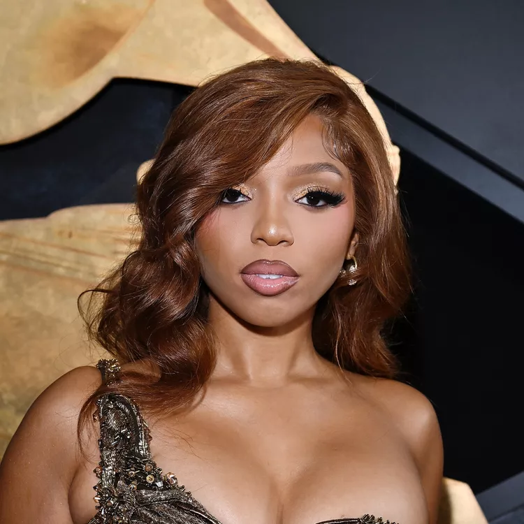 15 жіночих стрижок для круглого обличчя, які підкреслять вашу унікальність Укладка на бік для круглого обличчя