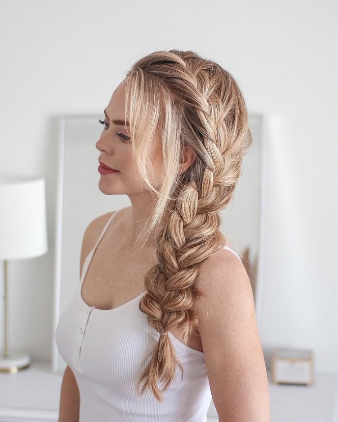 15 жіночих стрижок для круглого обличчя, які підкреслять вашу унікальність Бічна коса для жіночої зачіски