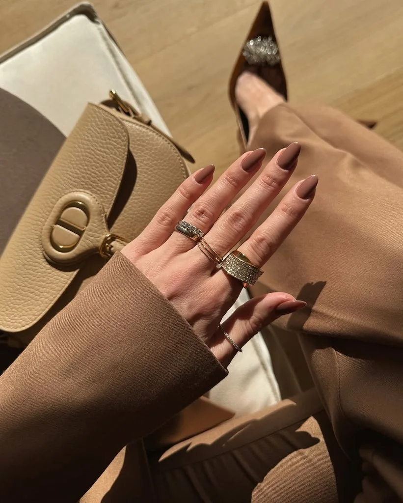 Грошовий манікюр на вересень 2025 року: дизайн, який працює на ваш гаманець brown10, 13, Грошовий манікюр на вересень 2025 року: дизайн, який працює на ваш гаманець денежный маникюр на сентябрь