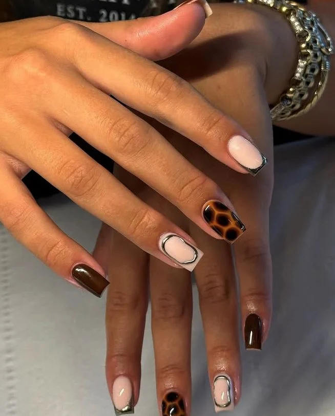 Грошовий манікюр на вересень 2025 року: дизайн, який працює на ваш гаманець brown5, 12, Грошовий манікюр на вересень 2025 року: дизайн, який працює на ваш гаманець денежный маникюр на сентябрь