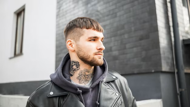 Вся увага на чубчик: найвиразніші чоловічі стрижки року, фото Чоловіча стрижка Цезар з коротким прямим чубчиком