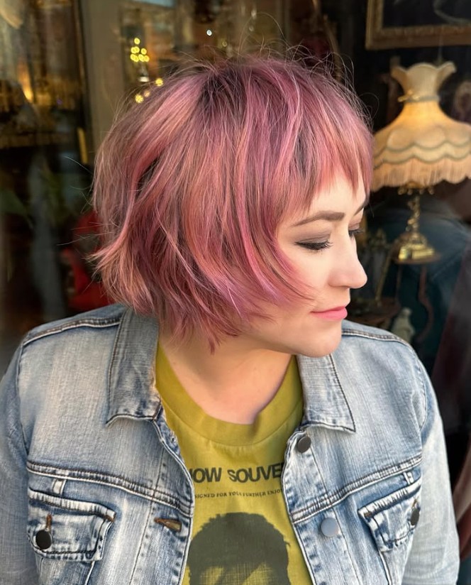 15 жіночих стрижок для круглого обличчя, які підкреслять вашу унікальність Рвана челка для жіночої стрижки