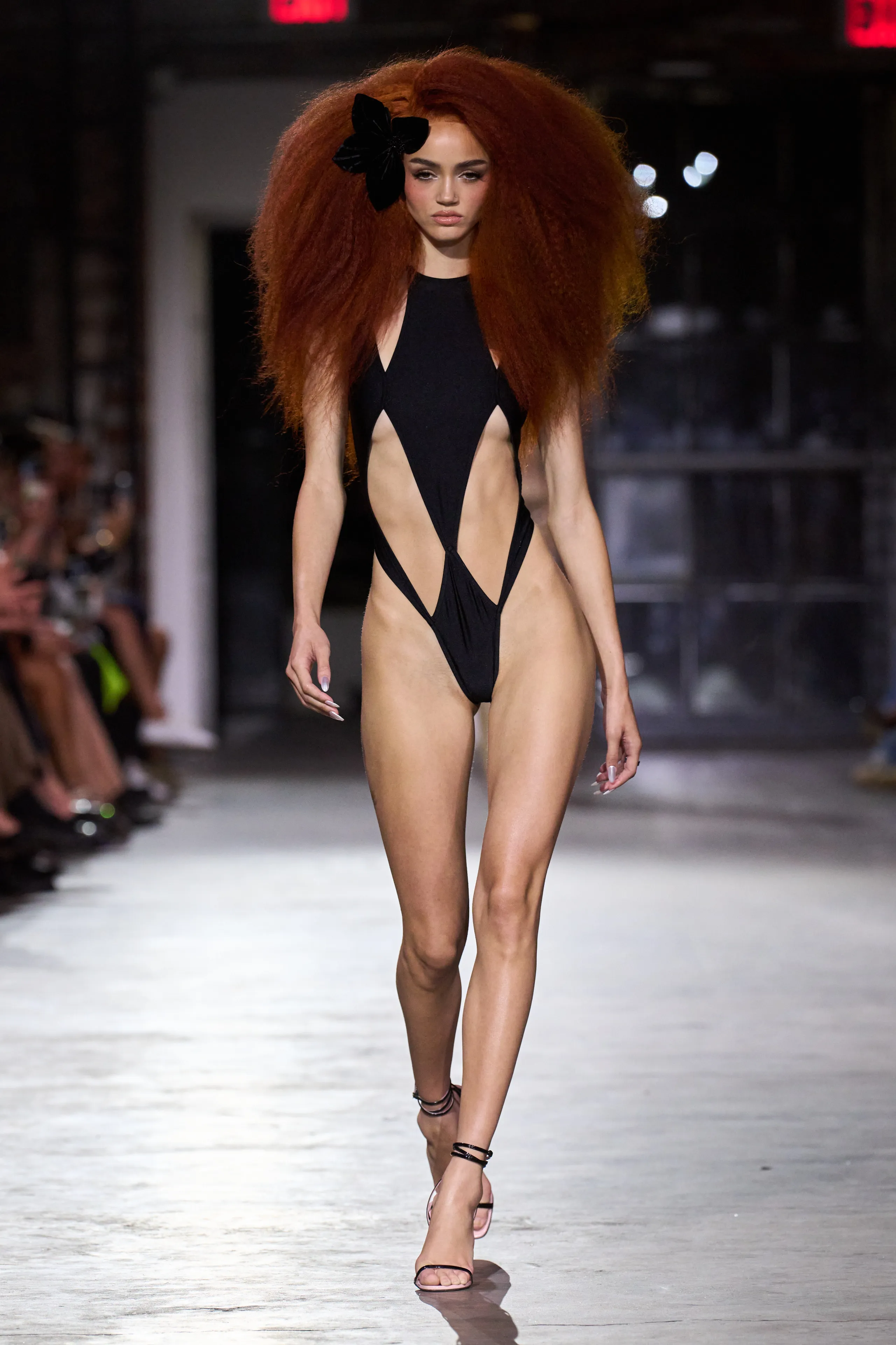 Модні жіночі купальники 2026: які форми, принти та кольори будуть у тренді? Добірка стильних фото chernyj, 27, Модні жіночі купальники 2026: які форми, принти та кольори будуть у тренді? Добірка стильних фото купальники