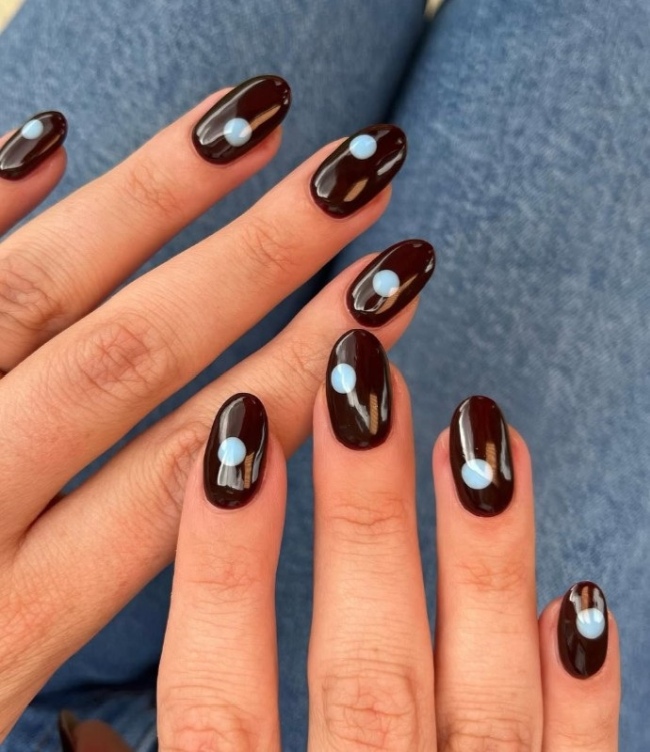 Манікюр мигдаль: розкішні та сміливі тенденції сезону (55 фото) Стильний шоколадно-коричневий манікюр мигдаль:
