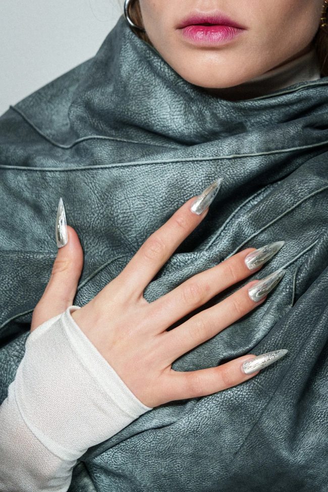 Манікюр мигдаль: розкішні та сміливі тенденції сезону (55 фото) Тенденції: металевий хромований нейл-арт