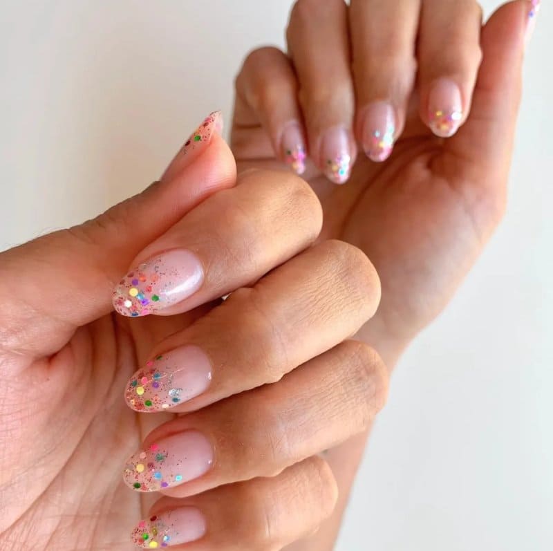 65 найкращих фото-ідей новорічного манікюру 2026: тренди, кольори, декор confetti, 16, 65 найкращих фото-ідей новорічного манікюру 2026: тренди, кольори, декор Манікюр 2026