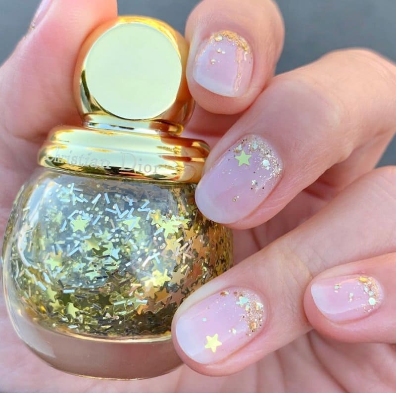 65 найкращих фото-ідей новорічного манікюру 2026: тренди, кольори, декор confetti2, 32, 65 найкращих фото-ідей новорічного манікюру 2026: тренди, кольори, декор Манікюр 2026