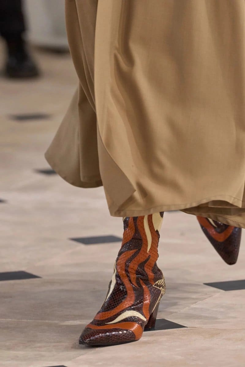 Модне жіноче взуття зима 2026: від чобіт-панчох до мілітарі cow3, 14, Модне жіноче взуття зима 2026: від чобіт-панчох до мілітарі взуття