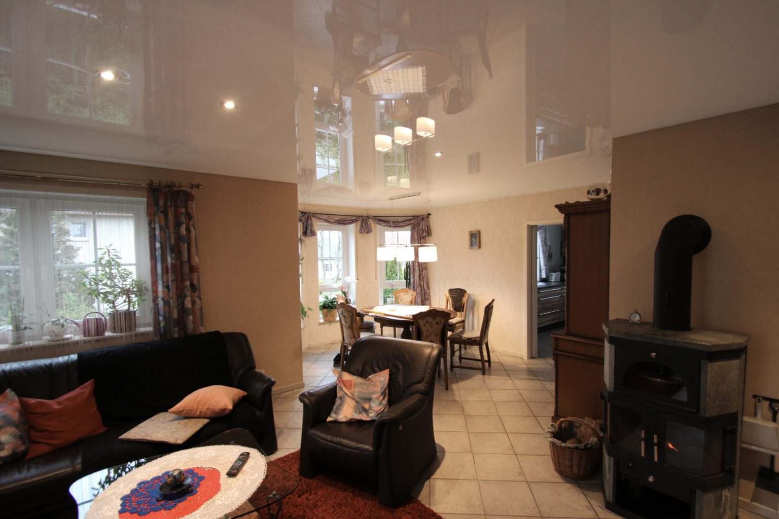 Бежеві натяжні стелі: стиль і затишок для будь-яких вподобань бежева натяжна стеля