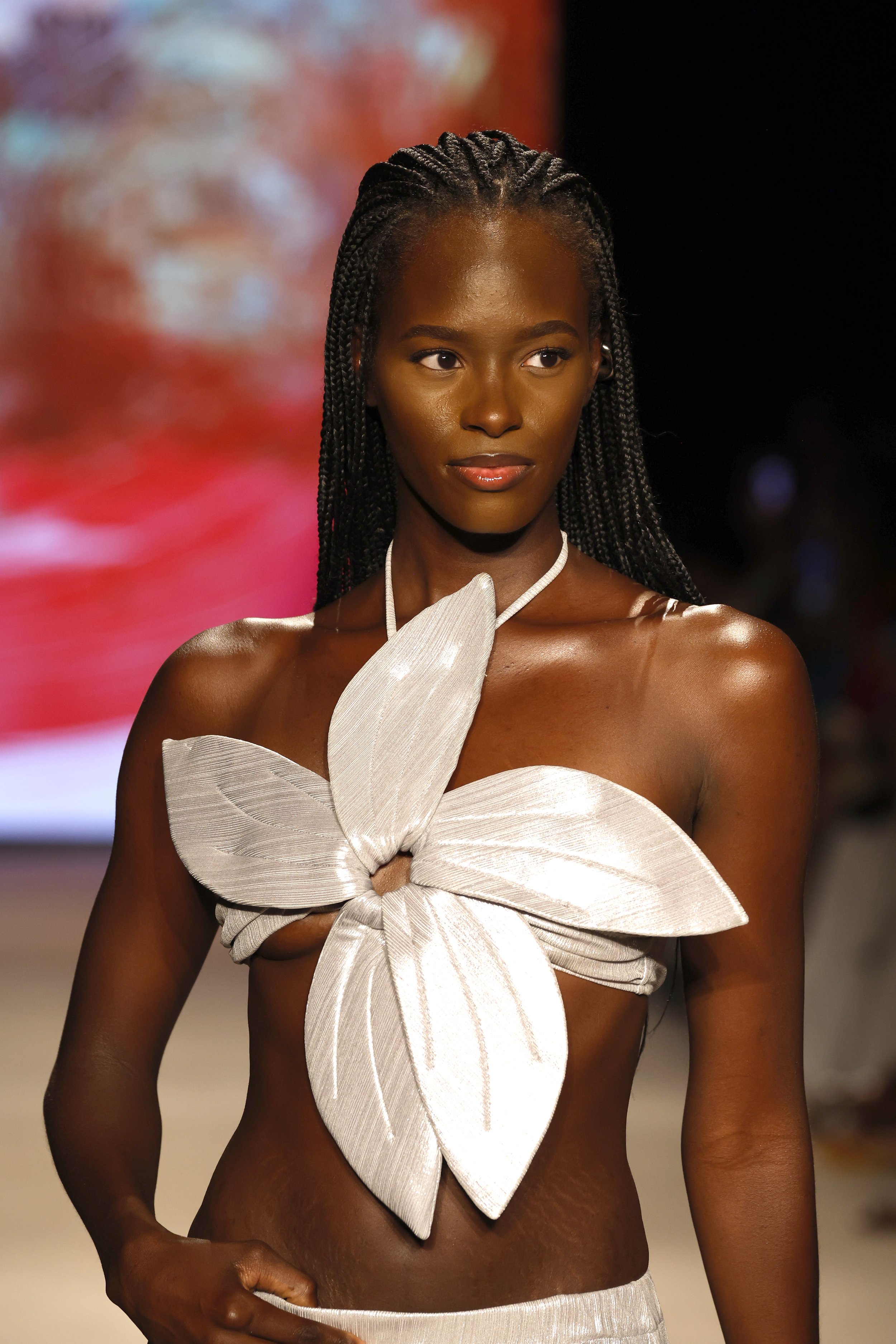 Модні жіночі купальники 2026: які форми, принти та кольори будуть у тренді? Добірка стильних фото cvetok krupnyj, 68, Модні жіночі купальники 2026: які форми, принти та кольори будуть у тренді? Добірка стильних фото купальники