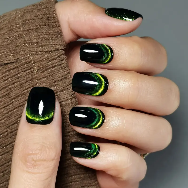 Манікюр у світло-зелених та смарагдових тонах, що нагадує молоде весняне листя