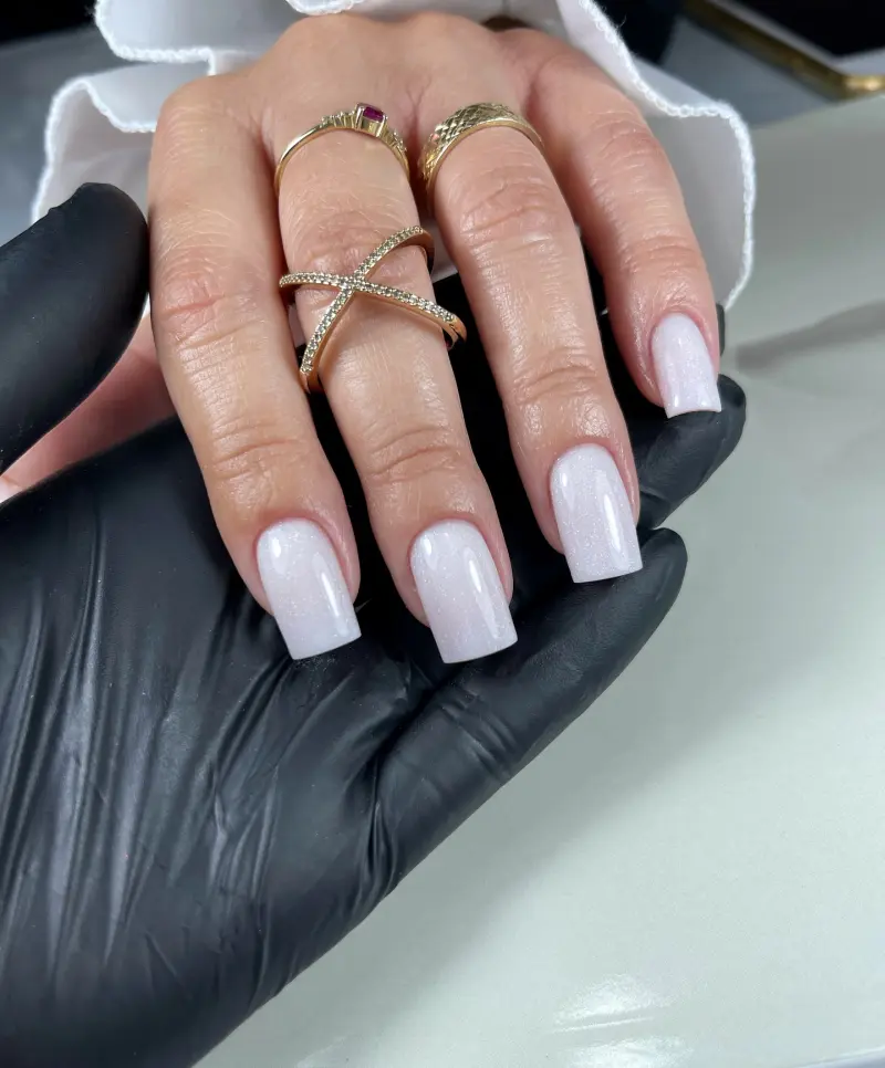 Ніжний перламутровий манікюр із м'яким переливом, що нагадує місячне сяйво