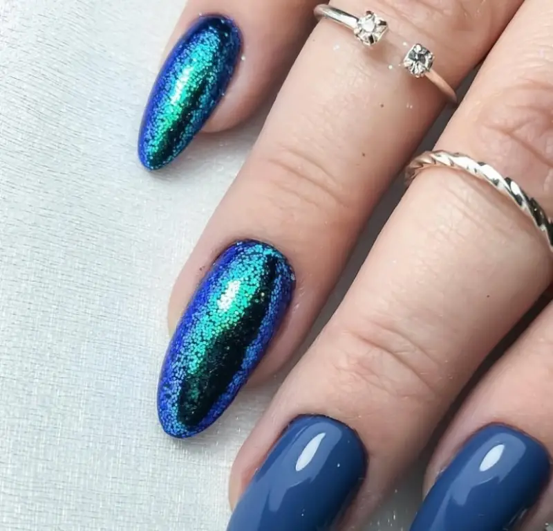 Манікюр у глибокому синьому кольорі індиго, що символізує інтуїцію та мудрість Меркурія у Рибах