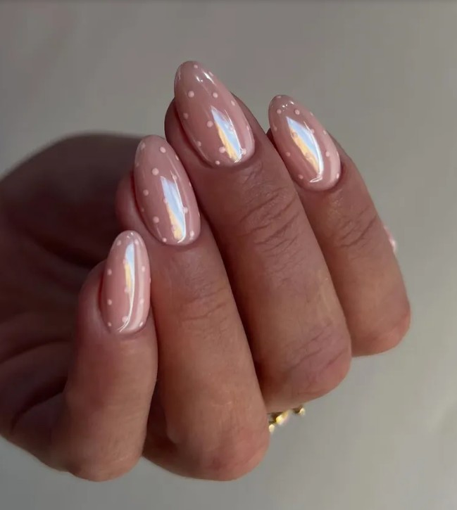 Манікюр мигдаль: розкішні та сміливі тенденції сезону (55 фото) dots, 2, Манікюр мигдаль: розкішні та сміливі тенденції сезону (55 фото) Мигдаль манікюр