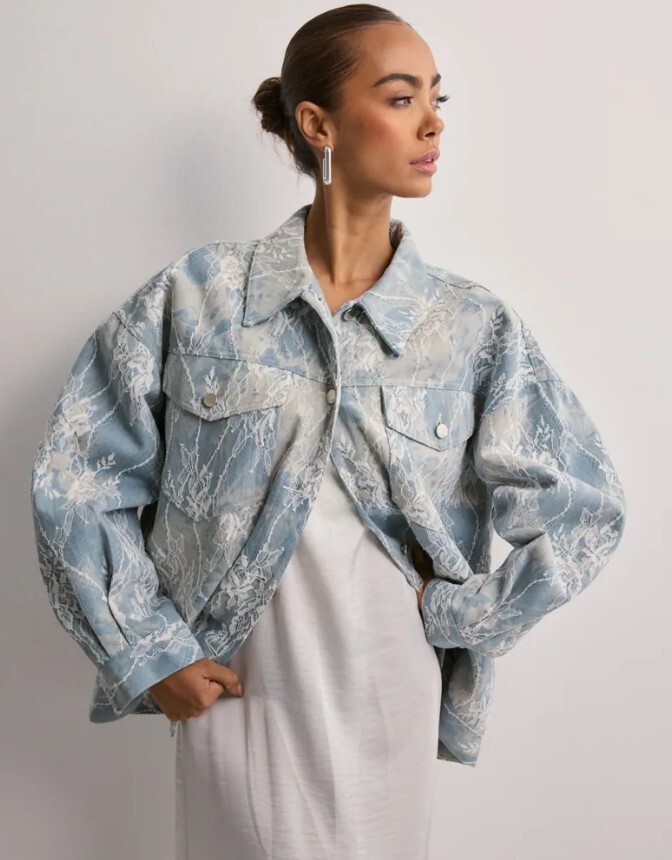 Найактуальніші моделі та забарвлення жіночих курток на весну 2026 року! Фото dzhins2 e1741701078148, 58, Найактуальніші моделі та забарвлення жіночих курток на весну 2026 року! Фото куртки