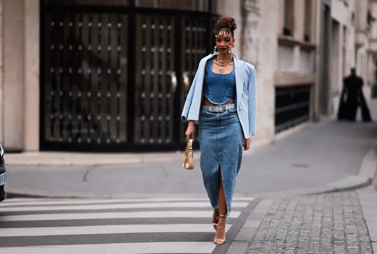 Спідниця-міді - тренд 2026: види, як підібрати по фігурі. З чим носити атласну та джинсову спідниці-міді? , 7, Спідниця-міді - тренд 2026: види, як підібрати по фігурі. З чим носити атласну та джинсову спідниці-міді? вискоза