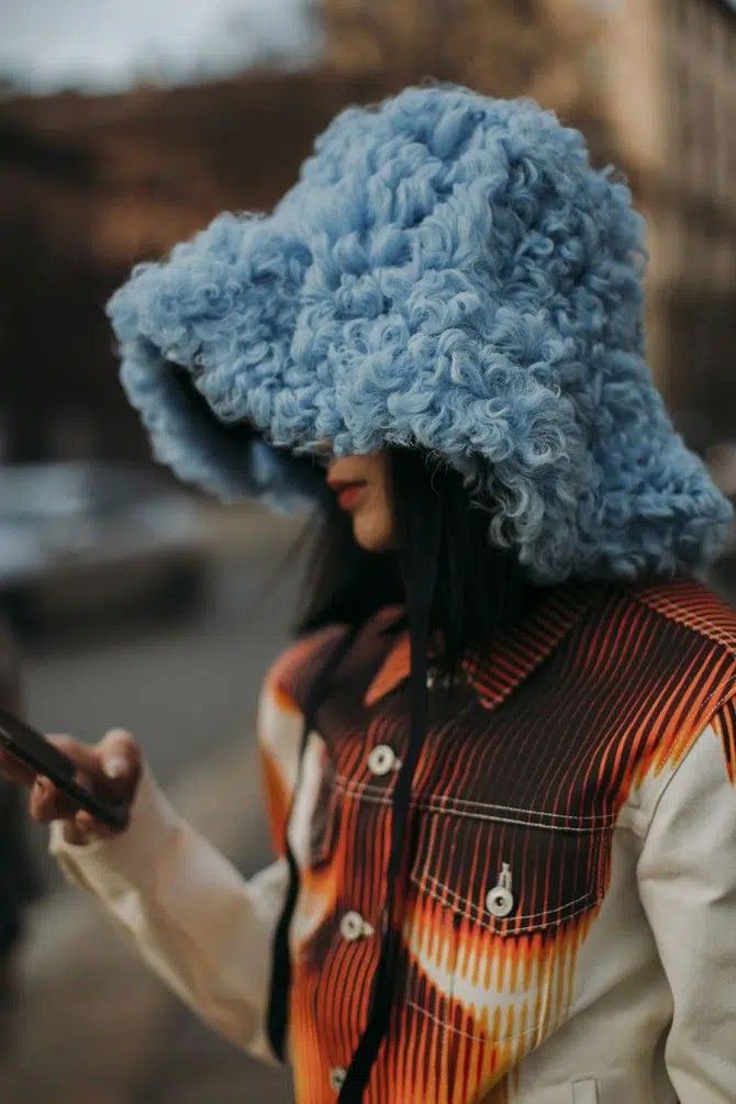 Трендові жіночі шапки осінь-зима 2025-2026: від біні до капора fat, 7, Трендові жіночі шапки осінь-зима 2025-2026: від біні до капора шапки