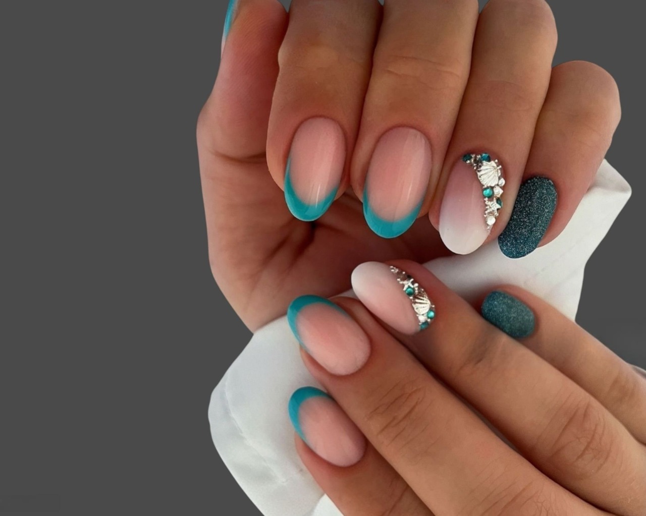 foto2, 12, Денежный маникюр на январь 2026: привлекаем деньги и успех маникюр на январь 2026