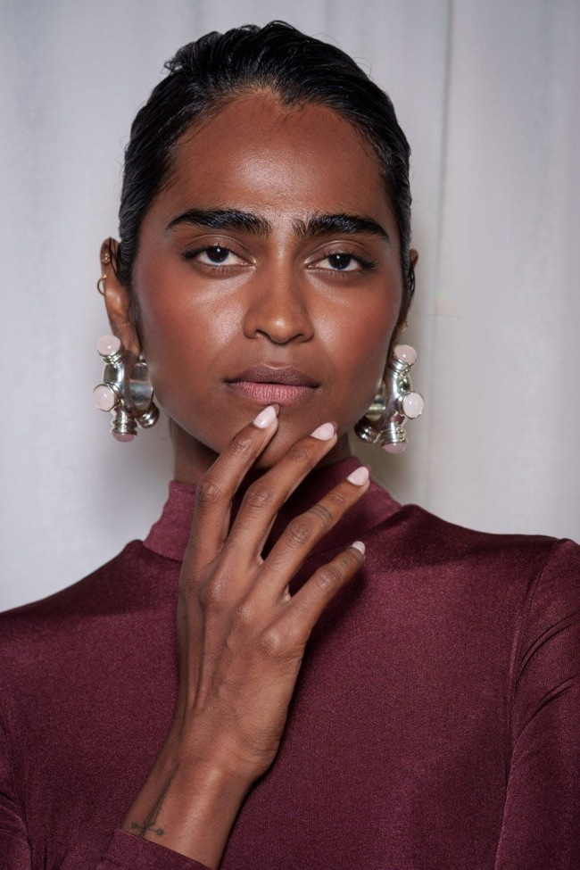 Манікюр мигдаль: розкішні та сміливі тенденції сезону (55 фото) Класичний френч манікюр з акцентом