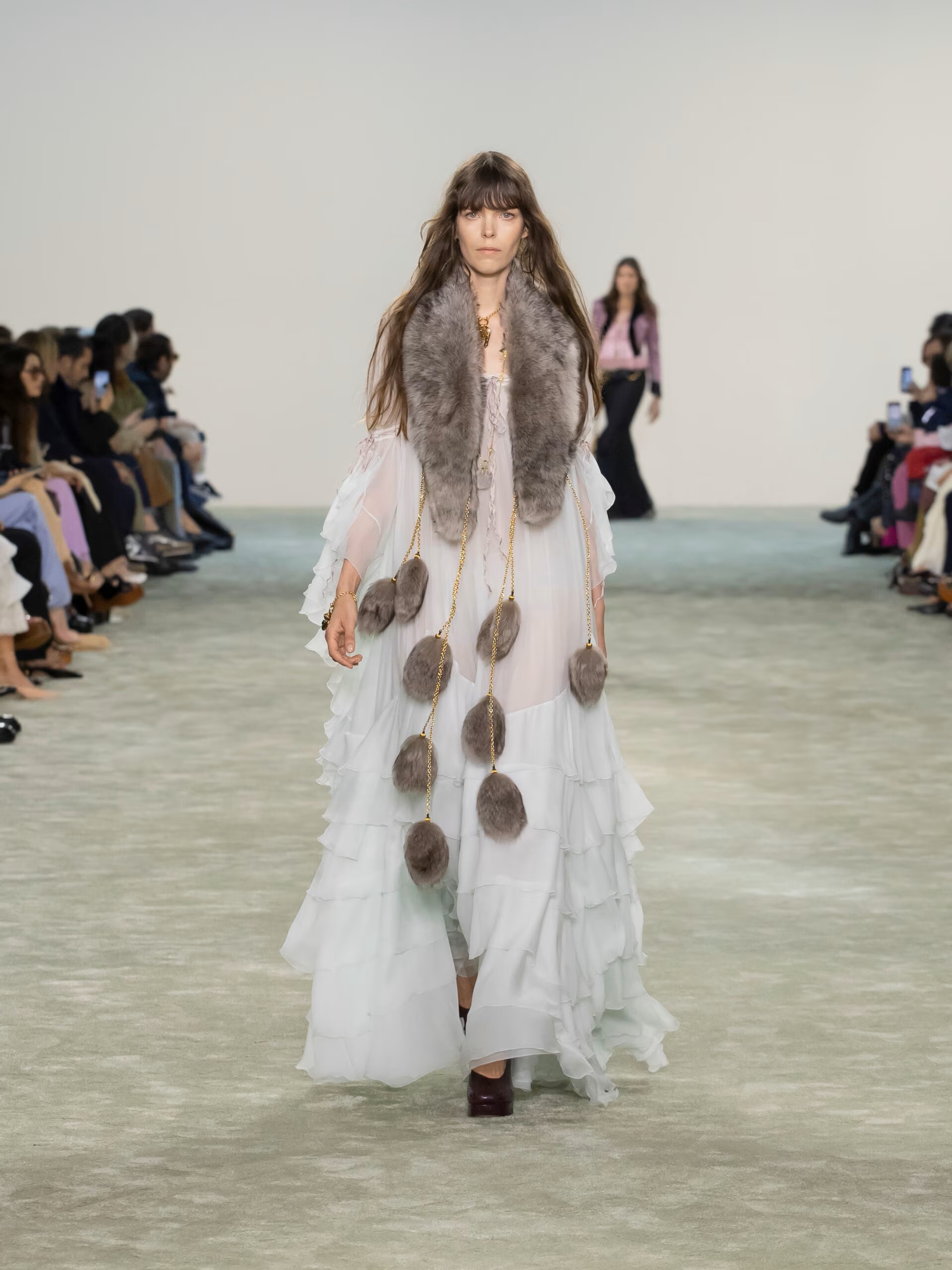 Модний код осені-зими 2025/2026: головні тренди жіночого одягу fur7, 15, Модний код осені-зими 2025/2026: головні тренди жіночого одягу тренды