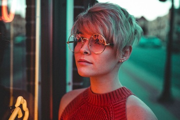 Короткі жіночі стрижки з чубчиком, які варто спробувати цього року! Назви з фото , 40, Короткі жіночі стрижки з чубчиком, які варто спробувати цього року! Назви з фото рожева ялинка