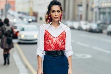 Стильні жіночі образи з білою сорочкою: як носити та з чим поєднувати – поради, ідеї, фото , 34, Стильні жіночі образи з білою сорочкою: як носити та з чим поєднувати – поради, ідеї, фото как нарядить елку