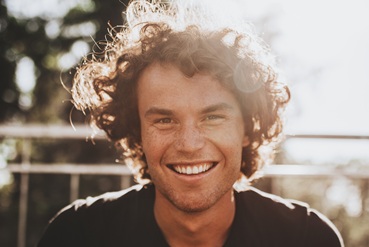 glavn 52, 56, Чоловічі кучері під контролем: модні стрижки 2025 Акцентная стена