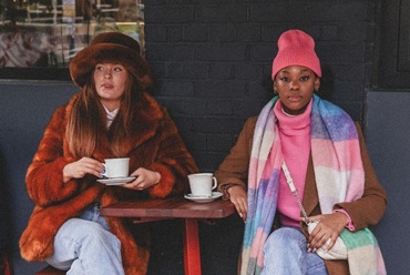 glavn 75, 34, Трендові жіночі шапки осінь-зима 2025-2026: від біні до капора Як прикрасити білу ялинку