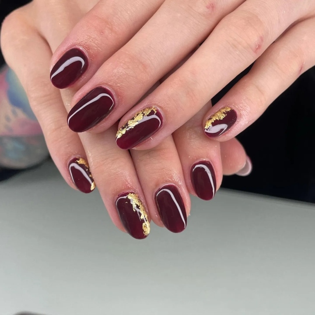 Манікюр мигдаль: розкішні та сміливі тенденції сезону (55 фото) Золоті металеві акценти в манікюрі