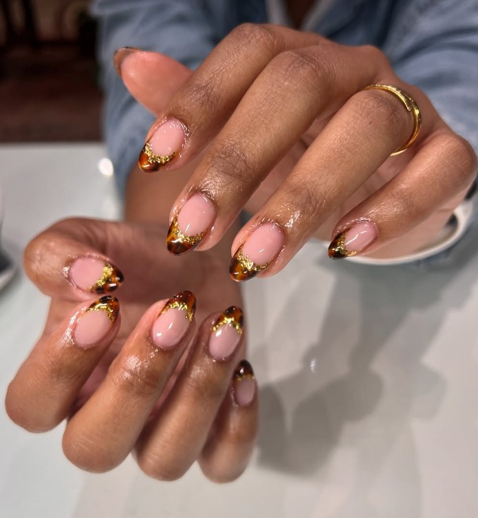 gold, 8, Секреты денежного маникюра: цвета и символы октября 2025 маникюр на октябрь