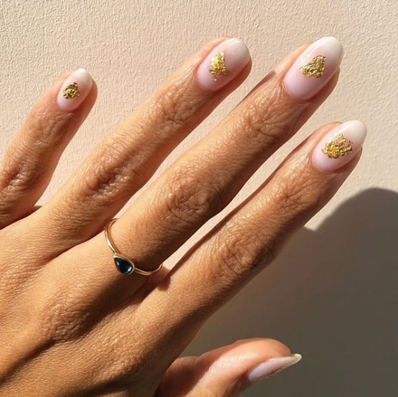 65 найкращих фото-ідей новорічного манікюру 2026: тренди, кольори, декор gold3 1, 56, 65 найкращих фото-ідей новорічного манікюру 2026: тренди, кольори, декор Манікюр 2026